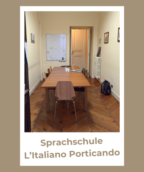 Teaser für die Sprachschule L'Italiano Porticando mit der Abbildung eines Klassenzimmers